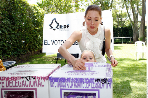 En familia. Edith González acudió a votar acompañada de su pequeña hija, Constanza. 