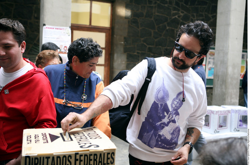 El rock, presente. Tito, integrante del grupo Molotov, llegó a votar al medio día.