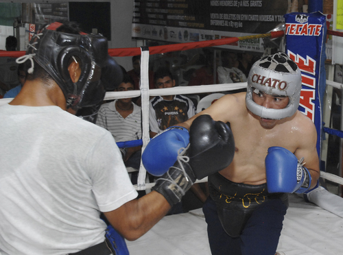 Daniel 'Chato' Noriega aprovechó para entrenar su guardia zurda ante Édgar 'Mulato' Monárrez, previo a su duelo del próximo viernes.  (Fotografía de Ramón Sotomayor C.)