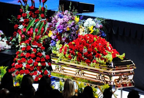 La familia mantiene un hermético silencio, todo hace suponer que es para no atraer multitudes de fanáticos, ávidos de dar el último adiós a su ídolo.