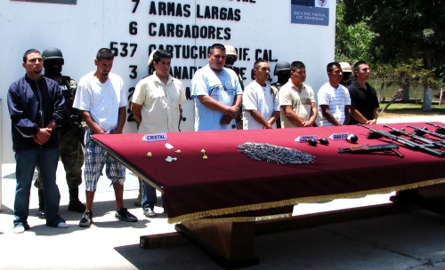 Elementos del Ejército mexicano detienen a ocho presuntos responsables de la muerte de tres agentes de la policía municipal de Tijuana y Playas Rosarito, la mañana se este miércoles en esta ciudad; durante el operativo aseguraron armas y drogas. (El Universal)