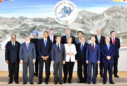 El presidente de México Felipe Calderón Hinojosa, durante la toma de la foto oficial en el marco de la cumbre del Grupo de los Ocho (G-8) países más industrializados así como de las cinco economías emergentes (G-5) más representativas, en la ciudad de L Aquila, Italia. (AP)