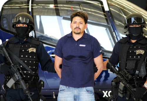 Arnoldo Rueda Medina alias 'La Minsa', fue detenido por elementos de la PFP en el estado de Michoacán, como presunto coordinador de coordinadores del grupo delictivo 'La Familia Michoacana'. (Notimex)