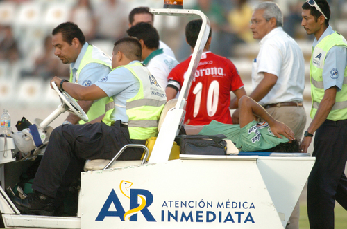 Agustín Herrera se tapa el rostro con la camiseta para ocultar el dolor que le causó la fractura del tercio inferior de tibia izquierda. 
