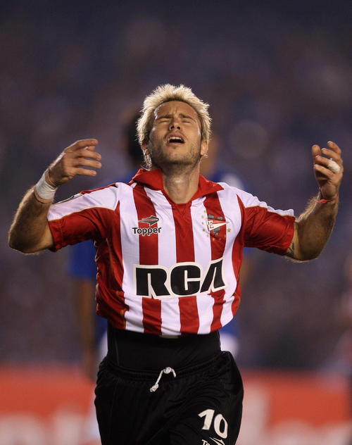 Gastón 'La Gata' Fernández, próximo a jugar con los Tigres de México, metió el gol del empate parcial para Estudiantes. Estudiantes alza la Copa Libertadores 2009