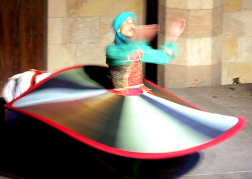 La danza sufí consiste esencialmente en girar sobre el propio eje y a través de este movimiento los bailarines alternan estados de conciencia y de éxtasis místico, mientras que su alma se desprende de las ataduras terrenales hasta acceder al reino de Dios.