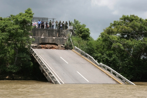 Se cae. El puente Tonalá en dirección Villahermosa-Coatzacoalcos, de entre 100 y 120 metros de longitud, se desplomó ayer y varios vehículos cayeron al río que lleva el mismo nombre. 