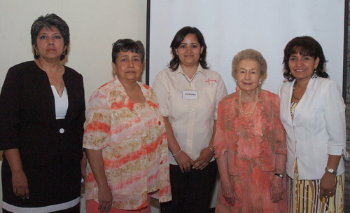 Una gran fiesta. Señora Pilar Díaz Rivera de López, acompañada de Laura Elena Castro, Julia M. Esparza, Karina Canales e Hilda Santacruz Polendo.
