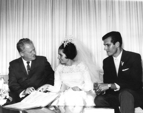 Manuel y Esther, en la ceremonia de boda civil, fue su testigo el Gobernador de Monterrey, don Eduardo Livas Villarreal.