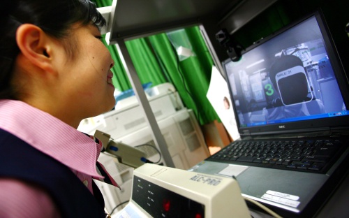 La compañía instaló el sistema para ayudar a los empleados a chequear sus sonrisas antes de salir a atender a los clientes. (AP)
