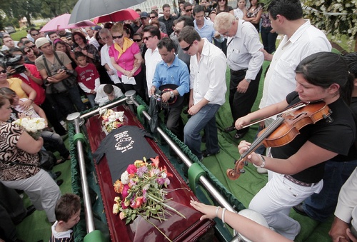 El cuerpo del boxeador Marco Antonio Nazareth, fue sepultado ayer en Guadalajara. El 'Texano' falleció luego de sufrir un derrame cerebral el sábado tras el combate ante Omar Chávez. (Notimex)