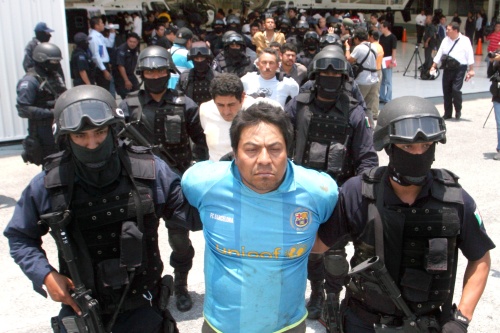 Elementos de la Policía federal presentan, la mañana de este sábado a 11 presuntos integrantes de la organización criminal “La Familia Michoacana”, quienes fueron detenidos en el municipio de Acuitzio, Michoacán; durante el operativo se desmanteló un laboratorio para fabricación de droga sintética. (El Universal)