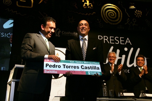 Honor. Humberto Moreira, gobernador del estado, entregó la presea a Pedro Torres así como la placa que colocarán en la calle que llevará su nombre.