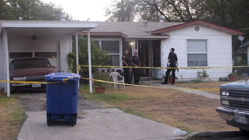 Investigaciones. La Policía de San Antonio revisa la casa donde un bebé fue decapitado. Un portavoz de la Policía dijo que la madre del niño ya fue detenida.