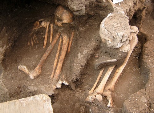 En resguard . Un total de 25 entierros prehispánicos, instrumentos musicales de viento y ofrendas de cerámica, evidencias de un asentamiento tolteca,  fueron resguardados por arqueólogos del INAH.  EL UNIVERSAL