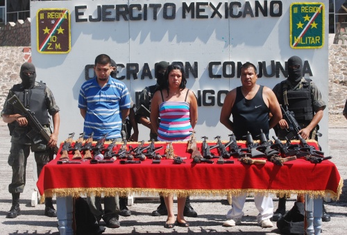 En el 5 de Mayo los soldados presentaron a los tres presuntos integrantes de la delincuencia organizada; uno ligado a la Procuraduría General de Justicia. (El Siglo de Durango)
