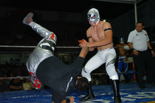 De gala será la función de lucha libre de hoy jueves en la Arena Olímpico Laguna, con la presentación de los gladiadores laguneros Ángel de Oro y Ángel de Plata, figuras del Consejo Mundial de Lucha Libre. (Archivo.) 