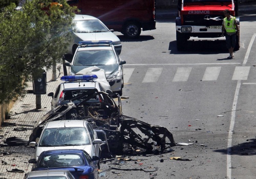 Violencia. El vehículo quedó destrozado. La Policía acordonó el área de la explosión donde murieron dos agentes de la Policía. Luego encontrarían una segunda bomba.