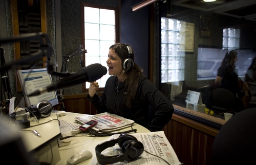 Continúan transmisión en Internet. La periodista Laura Castellanos, de la emisora de radio venezolana CNB, contesta llamadas telefónicas de radioescuchas en Caracas. CNB está todavía en el aire por la Internet.  AP