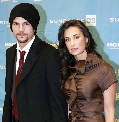Aunque muchos auguraban poco éxito a la pareja debido a la diferencia de edades, ya que ella tiene 46 años y el 31, su relación es una de las más estables de Hollywood y siempre se les ve juntos y sonrientes.
