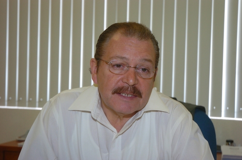 Acércate. Jorge González Rubio Ríos, director de plaza Torreón de Fonacot da a conocer planes de reestructuración para personas que se han quedado sin empleo y le deben al fondo.  ARCHIVO