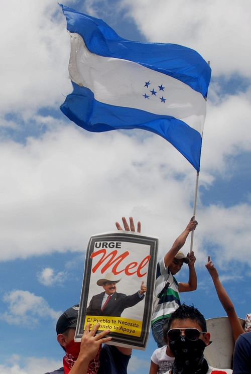 Manifestación. Simpatizantes del presidente depuesto Manuel Zelaya se manifestaron ayer en Honduras y piden el regreso del mandatario.