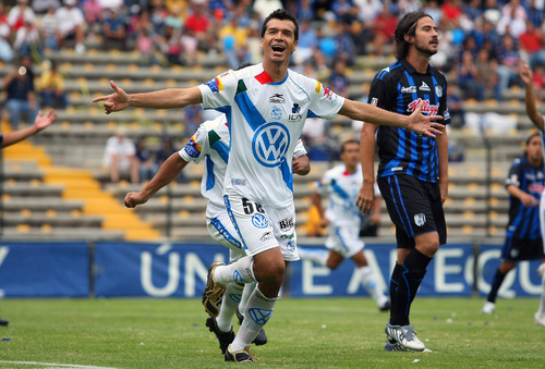 Apenas al minuto uno de juego, en La Corregidora de Querétaro, el sinaloense Jared Borgetti anotó el gol para los poblanos, que rescataron el empate a un gol ante Gallos Blancos. Borgetti reaparece y anota