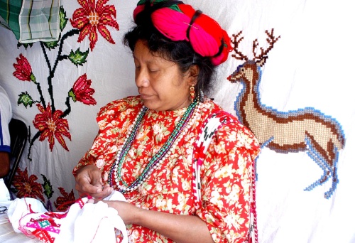 La antropóloga francesa Anath Ariel de Vidas publicó su investigación 'Huastecos a pesar de todo, una breve historia del origen de las comunidades teenek del norte de Veracruz'.