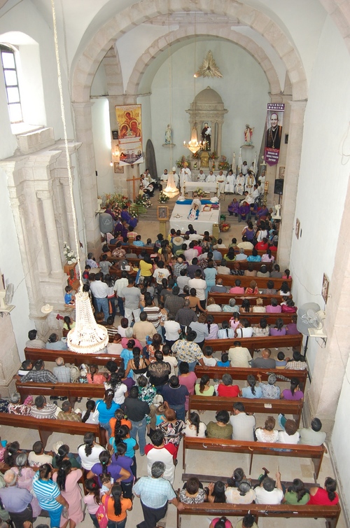 A reventar. La iglesia San Antonio de Padua se llena durante las celebraciones de las diferentes misas.