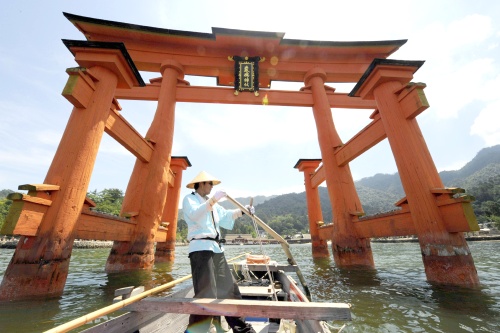 HATSUKAICHI, JAPON.- Un remero japonés pasa por debajo del O-Torii (gran puerta ritual) del Santuario Itsukushima en la isla de Miyajima en Hatsukaichi, unos 20 kilometros al sur de Hiroshima, Japón, el pasado 08 de agosto 2009. El santuario sintoísta fue inscrito en la lista del Patrimonio de la Humanidad de la Unesco en el año 1996. Se considera que el Santuario Itsukushima fue fundado en el Siglo VI aunque su configuración actual data del Siglo XII. Los edificios del santuario estan situados en la playa del Mar Interior de Seto con las montañas como telón de fondo. El O-Torii, que mide 16.8 metros, esta situado dentro del mar pero de fácil acceso andando cuando la marea está baja. 