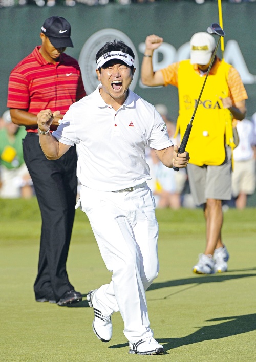 El golfista sudcoreano Y.E. Yang (Cen.) celebra junto a su caddy A.J. Montecinos (Der.) tras coronarse campeón del PGA Championship ante Tiger Woods. (EFE)