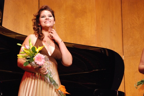 Da concierto. Hace algunas semanas la cantante lagunera Luz Alicia Avila Frías tuvo la oportunidad de presentarse en el Teatro IsauroMartínez, junto a la pianista Esther Becerra.