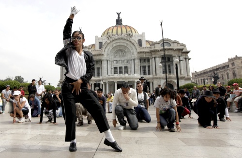 El martes, para llamar la atención de los medios, se realizó un nuevo ensayo en la explanada frente al Palacio de Bellas Artes en el centro histórico de la capital mexicana para practicar brevemente los pasos más significativos que Jackson usó en el video musical de esa canción. (AP)