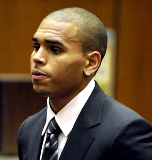 Brown, de 20 años, fue arrestado el 8 de febrero y puesto en libertad bajo una fianza de 50.000 dólares acusado de agresión y amenazas criminales contra Rihanna, de 21 años.