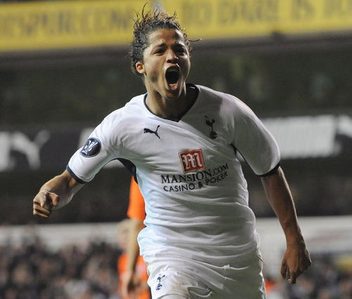 El delantero mexicano Giovani Dos Santos jugó ayer con el Tottenham de Inglaterra, que goleó al Doncaster Rovers en la Copa Carling. (Archivo)