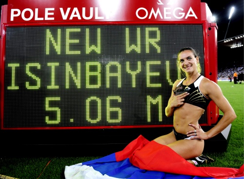 Yelena Isinbayeva rompió por un centímetro su propio récord mundial del salto con pértiga al lograr un brinco de 5.06 metros en la competencia de Zurich de la Liga Dorada. (EFE)