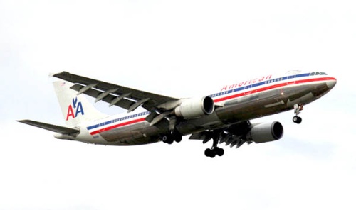 El ingeniero decidió ensayar el invento en el avión de American Airlines que operaba el vuelo, lo que hizo sospechar a un adolescente estadounidense sentado cerca de él, que alertó a la tripulación.