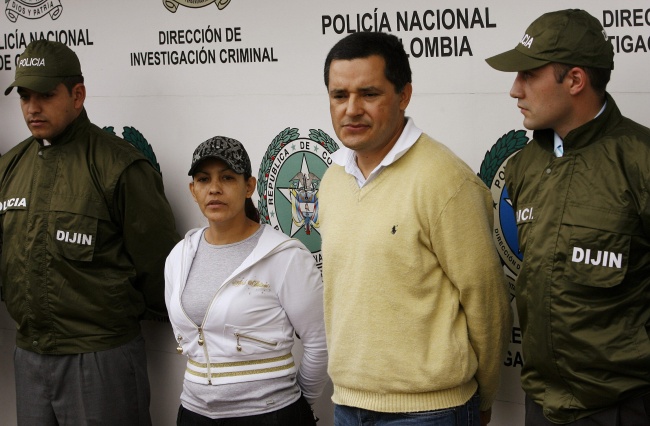 Golpe. Miembros de la Policía Nacional de Colombia custodian a Beatriz Elena Henao, una de las 10 mujeres más buscadas por la Interpol.