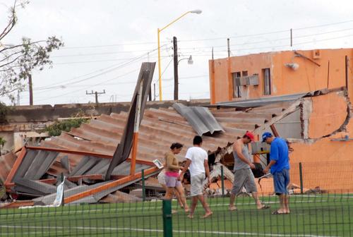 Daños. El paso del huracán 'Jimena' durante casi cinco horas en ciudad Constitución en Baja California Sur, dejó afectaciones en casi 80 por ciento de su infraestructura urbana.  NOTIMEX