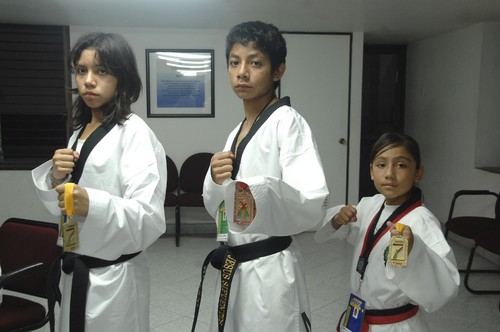 Paola Sifuentes, Jesús Sifuentes y Gabriela Martínez destacaron por Moo Duk Kwan en el Preselectivo Nacional de Tae Kwon Do efectuado en Monterrey, Nuevo León. Destaca Moo Duk Kwan en Preselectivos de TKD