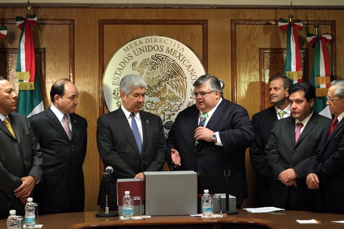 La entrega. El titular de la Secretaría de Hacienda, Agustín Carstens entrega la propuesta de paquete económico 2010 a la Mesa Directiva de la Cámara de Diputados.  EL UNIVERSAL