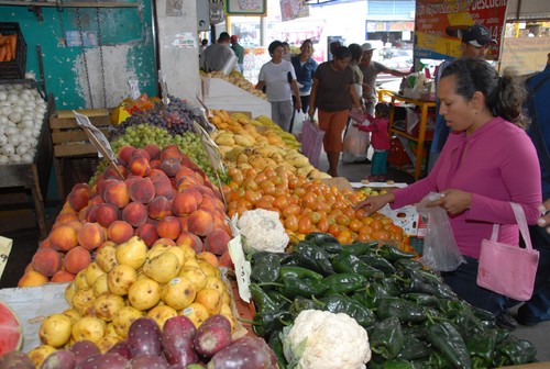 Mandado. Ante la crisis económica, los consumidores están regresando a realizar sus compras a centros de abasto de la región, buscando estirar lo más posible el dinero para la compra de alimentos, ropa y calzado, entre otros. 