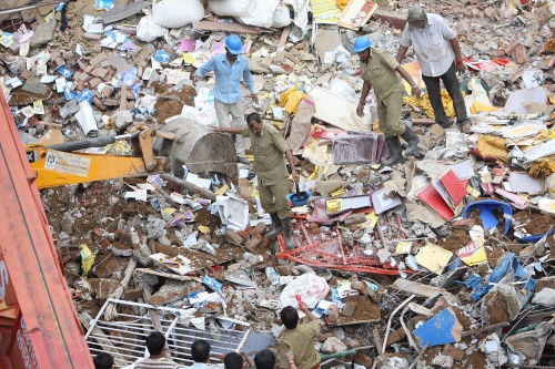 Varios operarios trabajan en las labores de rescate después de registrarse el derrumbe de un edificio de tres pisos que albergaba un centro comercial en la localidad de Faridabad, cercana a la ciudad de Delhi, en la India. (EFE)