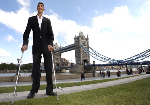 Se llama Sultan Kosen, es turco, mide 2.47 metros y desde ayer es oficialmente elhombre más alto del mundo, tras haber sido coronado comotal durante la presentación en Londres del Libro Guinness de losRecords 2010.Kosen, que fue jugador de baloncesto profesional hasta que una lesión de espalda le obligó a retirarse, también posee las manos y los pies más grandes del globo, de 27.5 y 36.5 centímetros respectivamente.