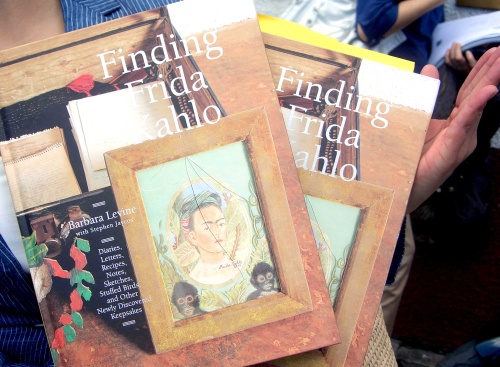 Representantes del Fideicomiso Diego Rivera y Frida Kahlo presentaron una denuncia este martes ante la PGR contra quien resulte responsable por la presunta falsificación de obras de la artista incluidas en los libros 'Finding Frida Kahlo' y 'El laberinto de Frida Kahlo, muerte, dolor y ambivalencias, cartas ilustradas y notas íntimas'. (El Universal)