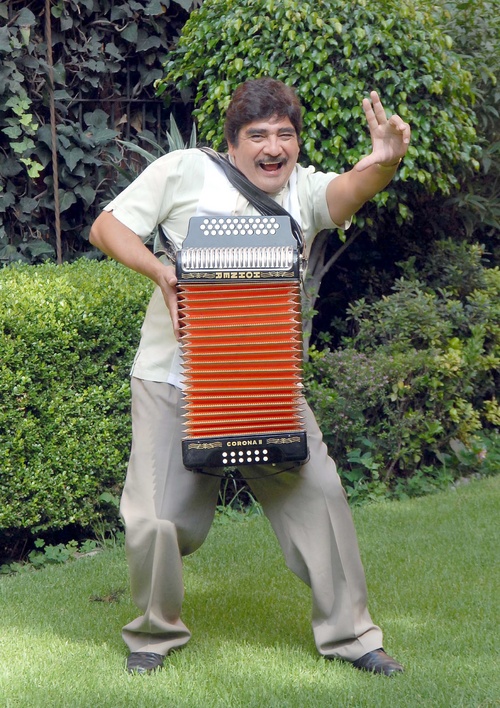 Emoción. Celso Piña está feliz por poder llevar su música a Colombia.  
