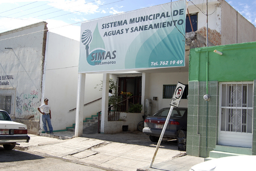 Sin previo aviso. Durante la mañana, el Centro se quedó sin servicio de agua potable, esto debido a que personal del Simas cerró una válvula de la línea que por ahí pasa para darle mantenimiento.  EL SIGLO DE TORREÓN
