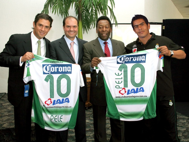 “El Rey Pelé” será el invitado especial de la regia inauguración del Territorio Santos Modelo, que tendrá lugar el 11 de noviembre de 2009, la cual será presidida por Joseph Blather, presidente de FIFA. (Foto Club Santos Laguna)
 
