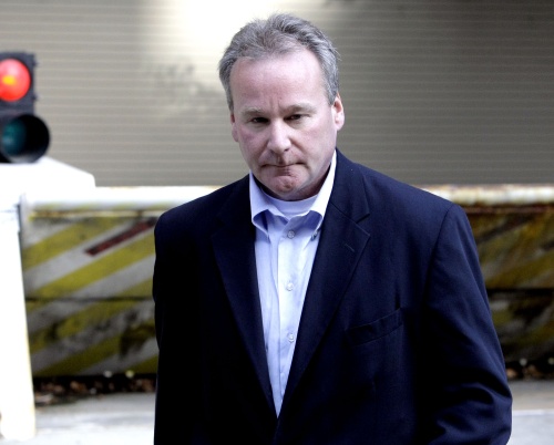 Michael D. Barrett, de 47 años, fue dejado en libertad luego de pagar una fianza de cuatro mil 500 dólares pero se le ordenó que usara un brazalete de vigilancia en un tobillo, que cumpliera con una estricta restricción a salir a la calle hasta una determinada hora y se le prohibió el uso de la Internet. (AP)