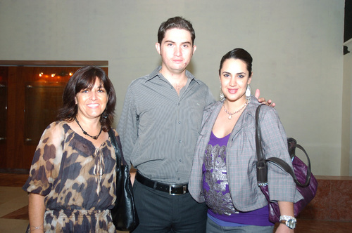 Asistentes. Carmen Sotelo,  Javier Guerrero y Gabriela de Guerrero. Francisco José Amparán, escritor.